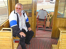 56-річний Володимир Павлов з 1993-го по 1997-й виводив найстаріший трамвай на маршрут №5 (Контрактова площа — міст Патона) (фото: Валентин КУЗАН)