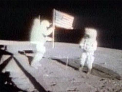 Ніл Армстронг і Баз Олдрін на поверхні Місяця.