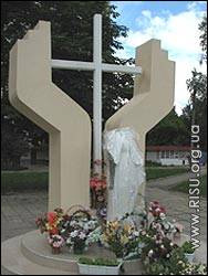 Вандали відбили голову й руки у скульптури Пресвятої Богородиці біля греко-католицького храму у Львові