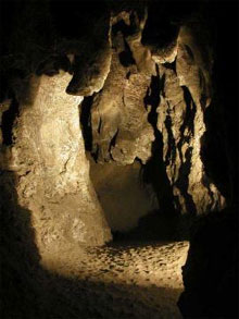 Печера “Кришталева” (фото Андрія Канановича  -Товариство “Зелений хрест”)  
