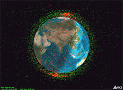 Мапа забруднення навколоземного простору. Зелені крапки - штучні супутники, червоні - уламки понад 10 см.