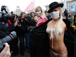 Активістки FEMEN провели в центрі Києва антистрес-акцію “Демарлезація” (фото - Reuters)