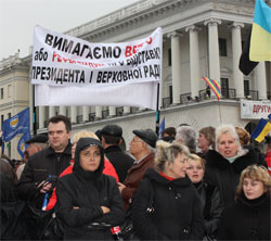 Рівень довіри до влади Януковича падає