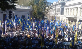 Прихильники опозиції перекрили вулицю Грушевського. Яценюк закликав знищити антидержавне кубло