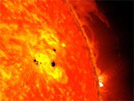 NASA побачило на Сонці плями у 6 разів більші за діаметр Землі