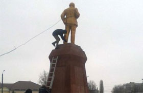 Свободівці демонтують символ тоталітаризму в Ахтирці