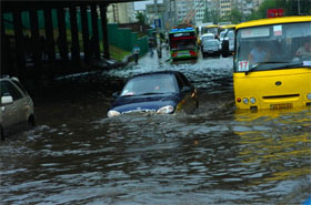 Це - не паводок, а Київ після літнього дощу. Стокова каналізація, як бачимо, не працює 