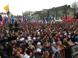 У Рівному відбулася акція опозиції «Вставай, Україно!»