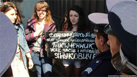 Міліція не дозволила «фан-клубу» Януковича повісити табличку на Банковій