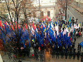 Перед парламентом тисячі громадян вимагають від нардепів вирішити питання Тимошенко