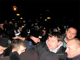 Євромайдан вистояв неспокійну ніч: міліція шукає вибухівку