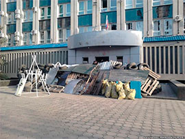 Терористи замінували будівлю СБУ в Луганську й утримують близько 60 заручників