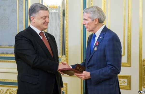Президент України Петро Порошенко і американський сенатор Роберт Портман