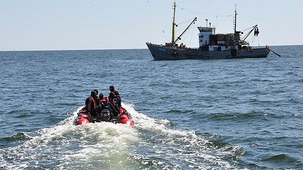 «Крымнаш». Російські прикордонники затримали українських рибалок у промисловій зоні України
