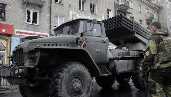 Російські військові прикриваються цивільними об’єктами