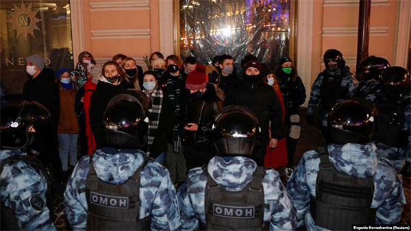 Після заміни вироку Навальному в Росії затримані кілька сотень людей