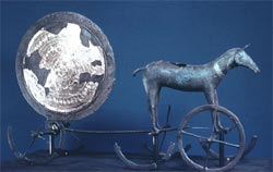 «Сонячна колісниця», датується 3000-3800 рр. до н.е., є зменшеною моделлю справжніх колісниць. Запряжений кінь везе у шестиколісній повозці покритий золотом диск, який уособлює Сонце - дуже символічно для сонячних аріїв.
