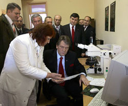 Директор центру Олена Гречаніна знайомить Віктора Ющенка з роботою медико-генетичного центру (жовтень 2005 року)