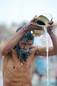 Було виявлено, що вода у священних річках, таких як Ганг, попри значну забрудненість, має позитивні частоти електромагнітного випромінювання. Фото: Deshklyan Chowdhury/AFP/Getty Images