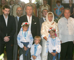 Президент Ющенко із родиною молиться за Україну