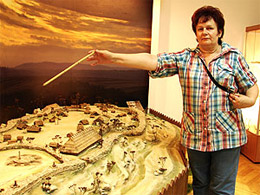 Ольга Гофман показує реконструкцію-макет гори Богит