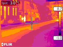 Так виглядає київська вулиця через тепловізор в холодну пору року. Світлі частини - це там, де дуже тепло. Стає зрозуміло, чому частина столичних доріг суха...