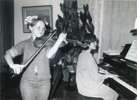 Квітка грає на скрипці, - акомпанує старша сестра Марія