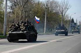 Російські військові спеназівці не приховуючись в’їжджають у Солов’янськ на трофейній бронетехніці