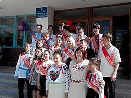 На свято останнього дзвоника випускники гімназії у Севастополі в окупованому Криму прийшли у вишиванках 