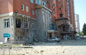 Донецьк сьогодні. Житловий будинок після влучання російського снаряду