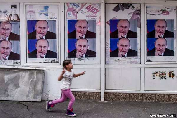 Плакати із зображенням президента Росії Владіміра Путіна у північній частині етнічно розділеного міста Митровиця. 9 травня 2018 року