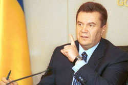 Янукович грає дурника перед телекамерами та роздає нікчемні доручення