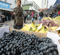 Азаров зрозумів, що треба створювати чи то оптові ринки, чи то базари