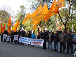 Помічник губернатора розганяв мітинг своєю автівкою 