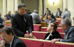 Парламентська опозиція збирає підписи на позачергову сесію