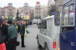 Майдан 22.11.10 р. Після наполегливих прохань організаторів акції, учасники потіснилися і звільнили проїзд по вул. Іститутській, який після того був заблокований транспортом МВС