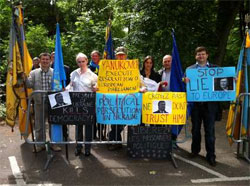 Нардепи пікетують Європарламент, де виступає Янукович