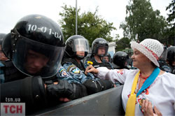 Донецька міліція переслідує громадян, які “неправильно” святкували День Незалежності