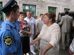 Свято по-донецьки. Після спілкування з міліцією жінку забрала “швидка”