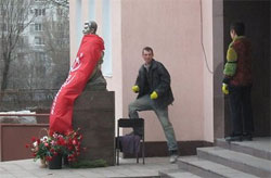 “Тризубівцям”, обвинуваченим у пошкодженні пам’ятника Сталіну, змінили обвинувачення