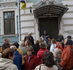 Люди під офісом Партії регіонів вимагають розрахуватися з ними за участь у мітингу Калашнікова проти Тимошенко. 