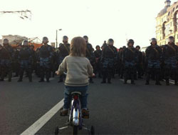 У Москві тривають акції протесту, поліцейський спецназ жорстоко розправляється з демонстрантами