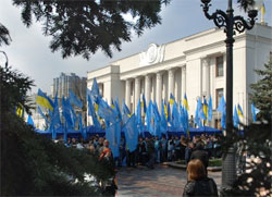 Партія регіонів вже збирає масовку під парламентом. Міліція сприяє