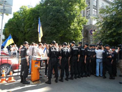 Молодь гучно протестує під вікнами гаранта. Масовка від влади стоїть мовчки