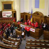 Опозиція блокує парламент. Чи буде традиційна бійка?
