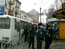 До місця мітингу опозиції у столиці стягують міліцейський спецназ