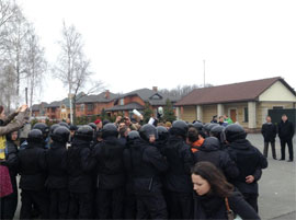 Проти мирних демонстрантів біля Межигір’я влада застосувала міліцейський спецназ