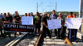 Робітники перекрили залізничний міст через невиплату зарплати