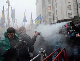 Міліція пообіцяла не перешкоджати мирним протестам. Чому ж не знешкоджують «тітушків»?