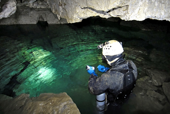 Екскурсія для екстремалів: на Тернопільщині запрошують покупатися в підземному озері
